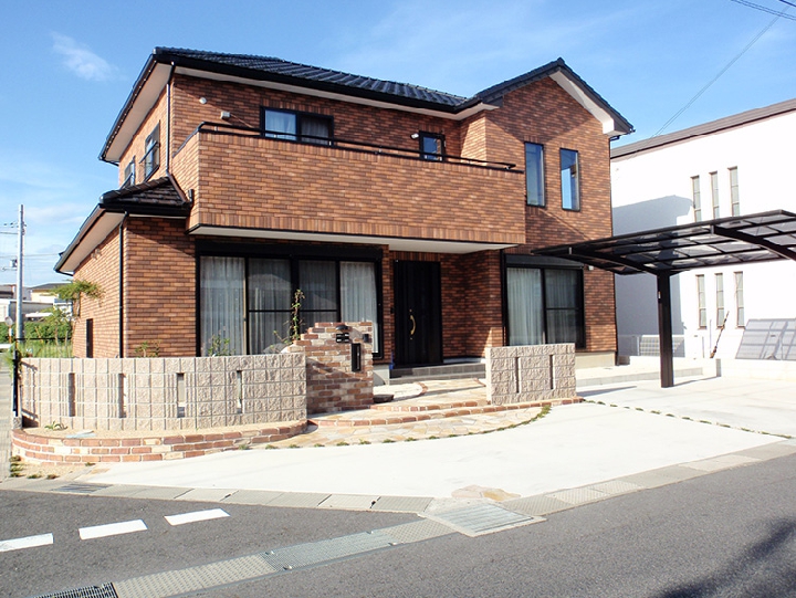 重厚感のあるお家と調和した新築外構