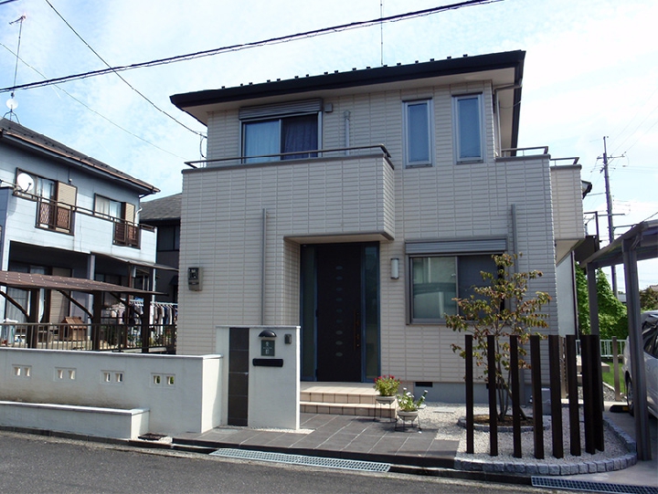 お家と調和したセミオープン新築外構。庭へ自然とつながるウッドデッキ