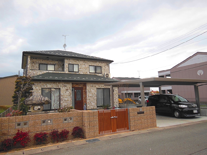 愛着のある庭木を移植した季節を感じる新築外構