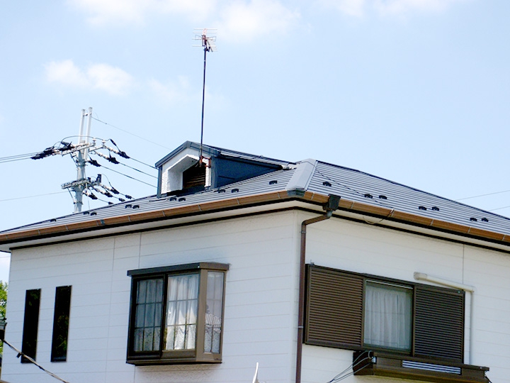 従来の屋根はそのまま工期の短い「カバー工法」で屋根の葺き替え