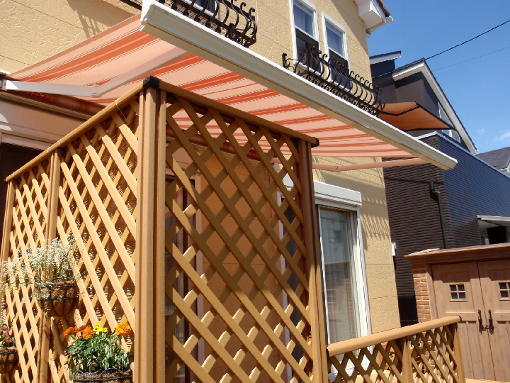ウッドデッキとオーニング設置で快適なお家時間