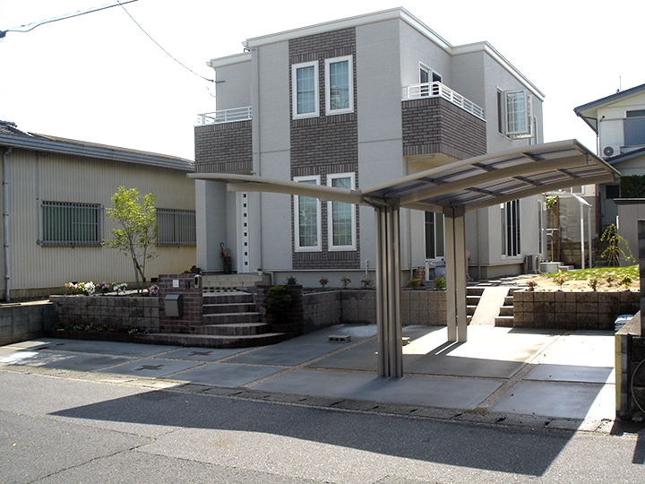 お家との統一感がある広く使える新築外構