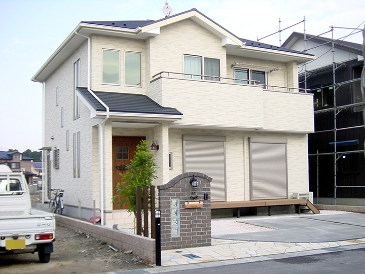 開放感のあるやさしい色合いのオープン新築外構