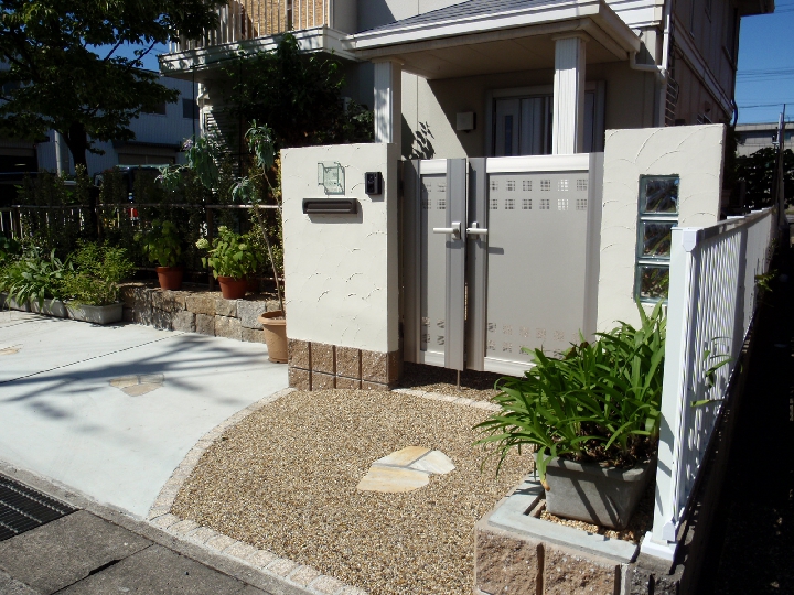 ガラスブロックをアクセントにした門まわり。