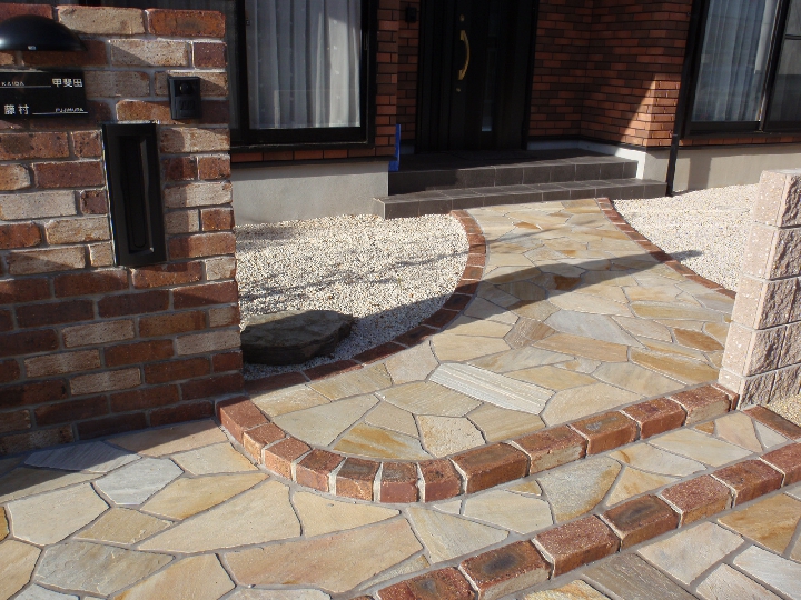 重厚感のあるお家と調和した新築外構