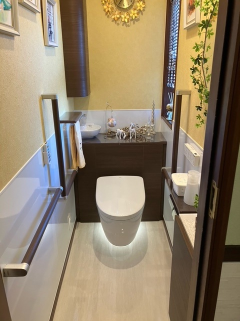 そっけなく色のない古いトイレが生まれ変わりました。