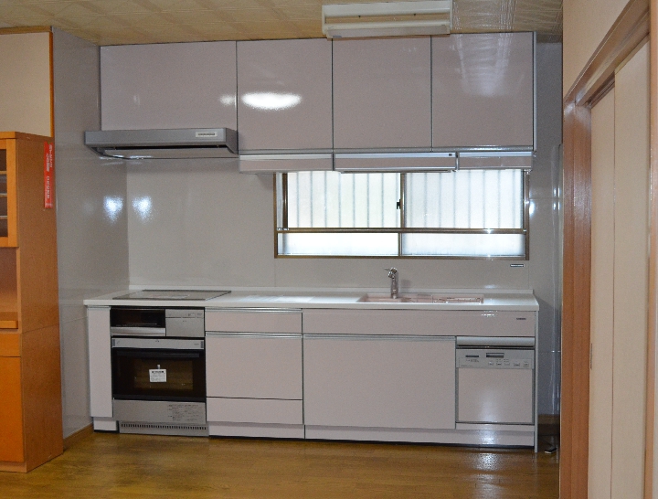 大好きな薄いピンク色の扉色にしてダイニングも明るい感じになり、家事も楽しく理想のキッチンになりました。