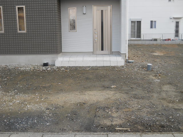 道路からの視線をデザインで遮る！オープン新築外構