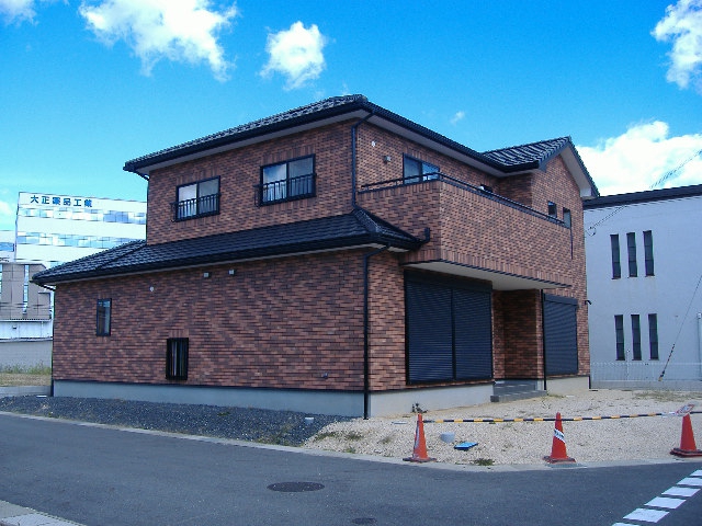 重厚感のあるお家と調和した新築外構