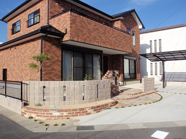 重厚感のあるお家と調和した新築外構