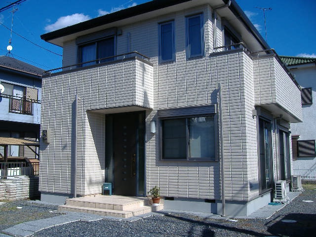 お家と調和したセミオープン新築外構。庭へ自然とつながるウッドデッキ