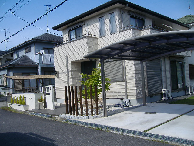 お家と調和したセミオープン新築外構。庭へ自然とつながるウッドデッキ