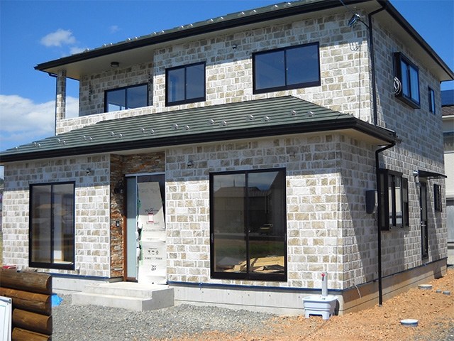 愛着のある庭木を移植した季節を感じる新築外構