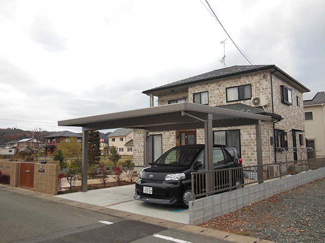 愛着のある庭木を移植した季節を感じる新築外構