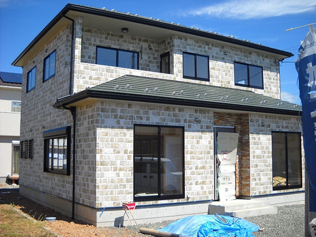 愛着のある庭木を移植した季節を感じる新築外構