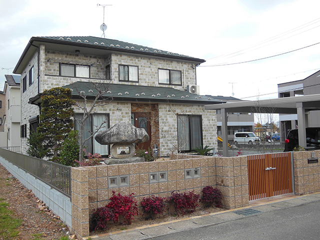 愛着のある庭木を移植した季節を感じる新築外構