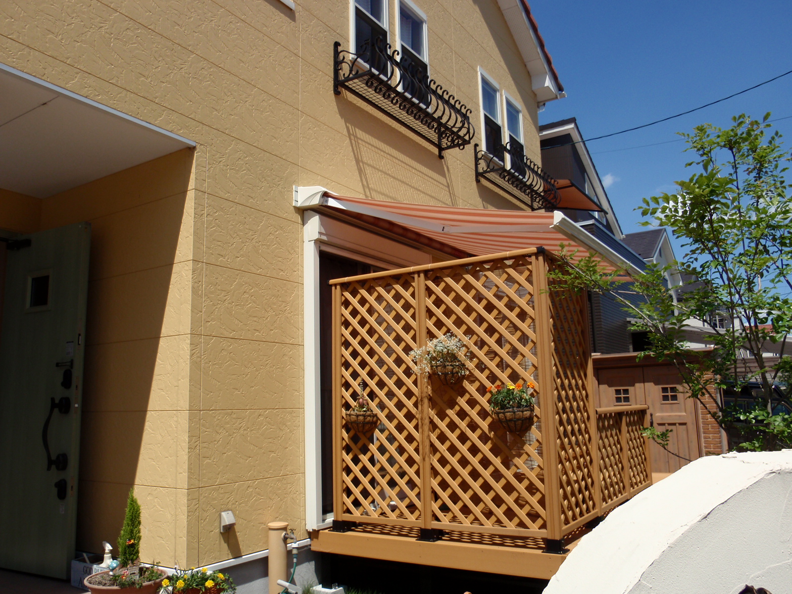 ウッドデッキとオーニング設置で快適なお家時間