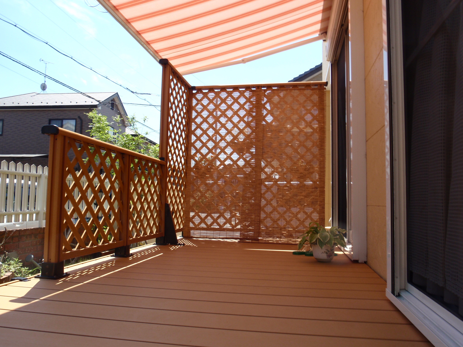 ウッドデッキとオーニング設置で快適なお家時間
