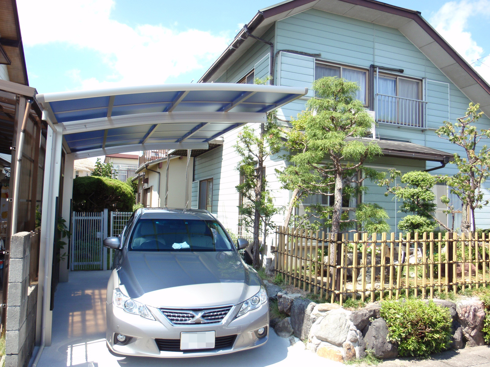 砂利の飛び散り解消！　遮熱屋根で乗車時の暑さも軽減！