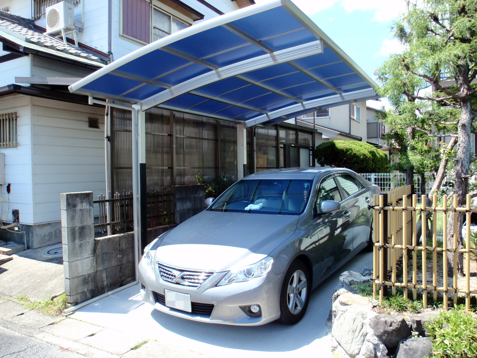 砂利の飛び散り解消！　遮熱屋根で乗車時の暑さも軽減！