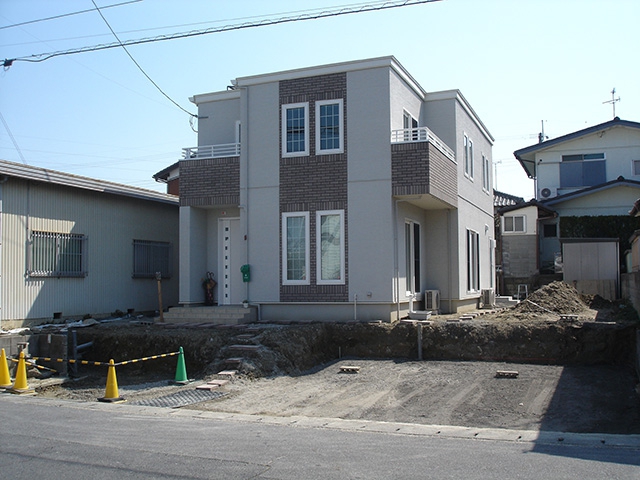 お家との統一感がある広く使える新築外構