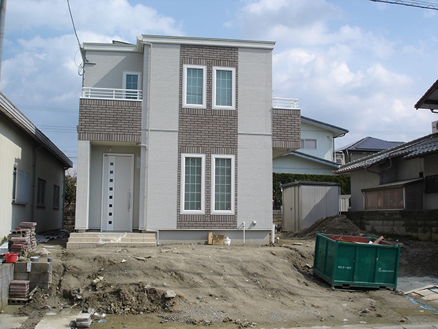 お家との統一感がある広く使える新築外構