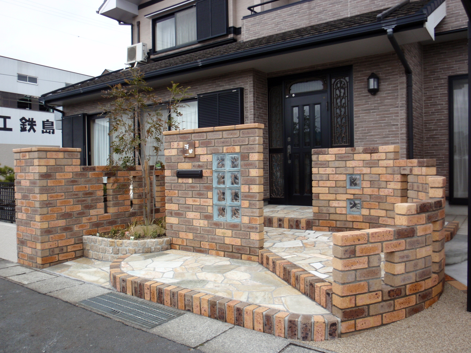重厚感のあるレンガを使用しながらオープンな外構リフォーム