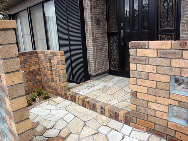 重厚感のあるレンガを使用しながらオープンな外構リフォーム