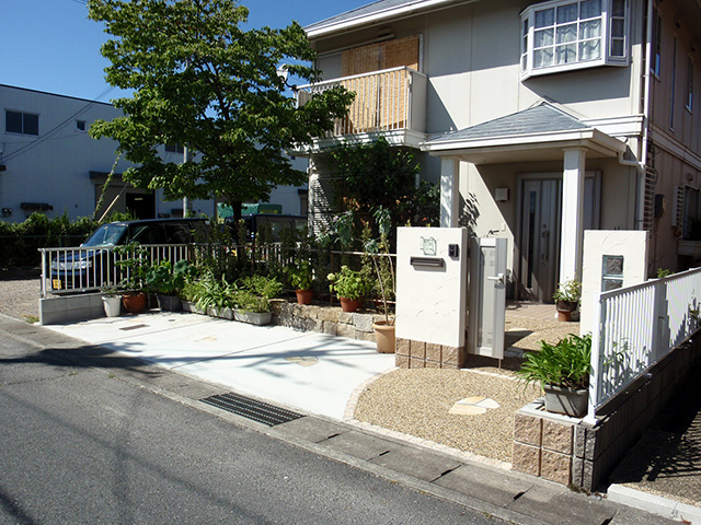 ガラスブロックをアクセントにした門まわり。