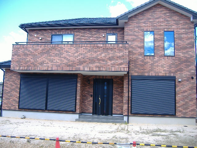 重厚感のあるお家と調和した新築外構