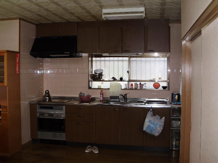 大好きな薄いピンク色の扉色にしてダイニングも明るい感じになり、家事も楽しく理想のキッチンになりました。