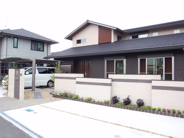 お庭がゴルフ練習場！和モダンのお家が映える新築外構